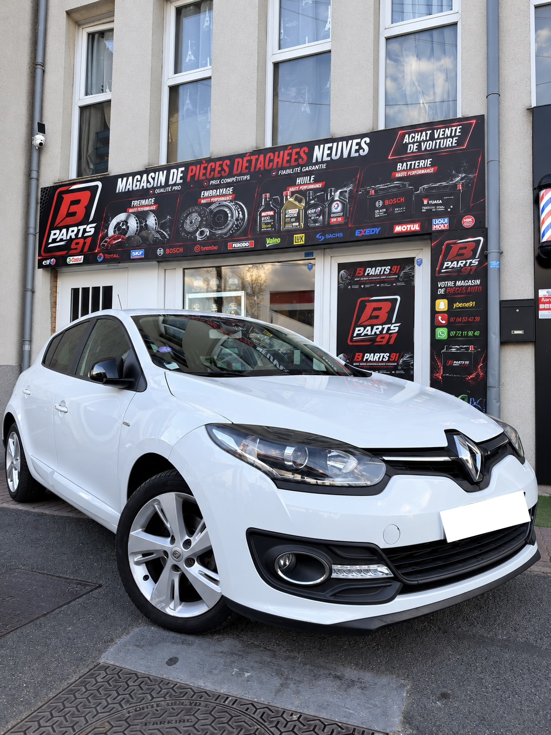 Vue avant trois-quarts de la Renault Mégane III blanche